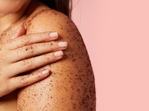 اسکراب قهوه  تجربه‌ای طبیعی برای داشتن پوستی درخشان و شاداب (مطلب)