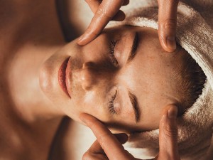 راهنمای کامل تپینگ صورت: چگونه با این تکنیک پوست خود را شاداب‌تر کنید (مطلب)